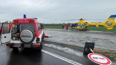 AKTUÁLNĚ: Při nehodě na D7 se vážně zranili dva lidé. Na dálnici se tvoří kolony