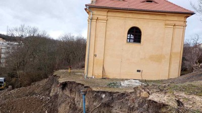 Žiželice stále bojují s ujíždějícím svahem. Ten klesá každý den o desítky centimetrů