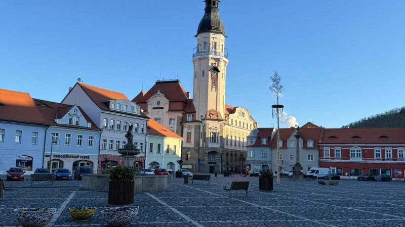 B&iacute;linsk&aacute; m&aacute;jka už n&aacute;měst&iacute; nezdob&iacute;, podařilo se ji ukr&aacute;st hochům z Lužic u Mostu. Přijedou si ji B&iacute;lin&scaron;t&iacute; vykoupit s basou piva? Foto: město B&iacute;lina