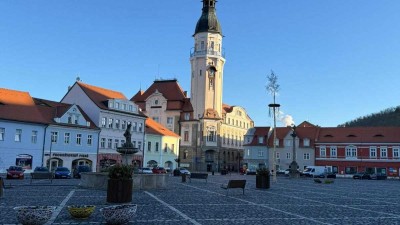 B&iacute;linsk&aacute; m&aacute;jka už n&aacute;měst&iacute; nezdob&iacute;, podařilo se ji ukr&aacute;st hochům z Lužic u Mostu. Přijedou si ji B&iacute;lin&scaron;t&iacute; vykoupit s basou piva? Foto: město B&iacute;lina