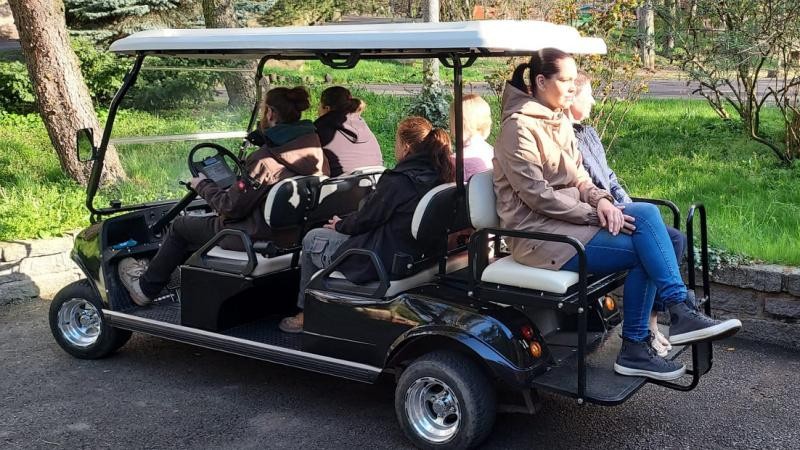 SPECIÁLNÍ PROHLÍDKU ABSOLVUJÍ NÁVŠTĚVNÍCI NA TOMTO ELEKTROVOZÍTKU. FOTO: ZOOPARK CHOMUTOV