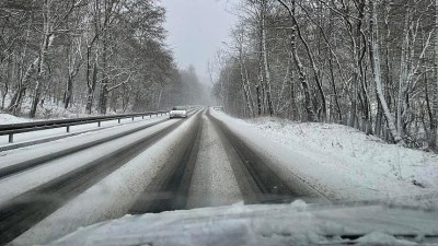 VÝSTRAHA: Meteorologové varují před silným větrem a sněhovými jazyky, některé silnice mohou být nesjízdné
