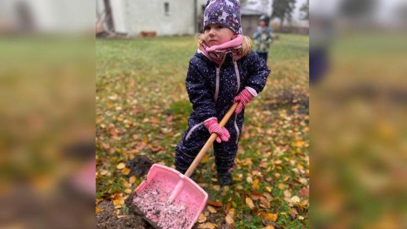 Děti z mateřinky na Hoře Sv. Šebestiána si zasadily stromky. Foto: Jitka Malecká