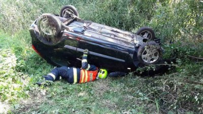 AKTUÁLNĚ: Nehoda uzavřela silnici z Žatce do Mostu. Auto skončilo na střeše, zasahuje záchranka