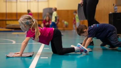 Děti během lockdownu zvlčily. Odborníci řekli, co jim vrátí ztracený řád a kondici