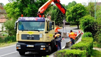 V Žiželicích dali k silnici betonová svodidla, aby auta lidem nepadala do zahrady