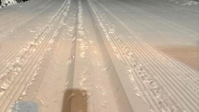 Kru&scaron;n&eacute; hory pod nov&yacute;m sněhem: Běžkařsk&eacute; stopy jsou čerstvě upraven&eacute; a v pln&eacute;m provozu