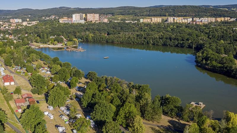 Kamencové jezero z ptačí perspektivy. Loni a předloni otevíralo kvůli vládním nařízením později, letos už je to zase tradiční 1. květen. Zdroj: Zoopark Chomutov / Foto Roman Dušek