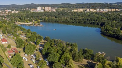 Kamencové jezero z ptačí perspektivy. Loni a předloni otevíralo kvůli vládním nařízením později, letos už je to zase tradiční 1. květen. Zdroj: Zoopark Chomutov / Foto Roman Dušek