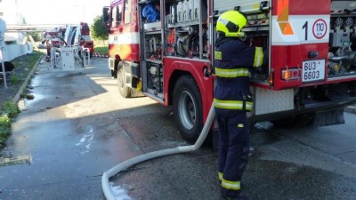 Požár v lakovně na Podbořansku zaměstnal pět jednotek hasičů, vyhlásili druhý stupeň poplachu!