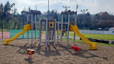 Město Žatec pořídilo na sportoviště u koupaliště novou herní sestavu pro děti