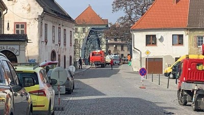 Hollywood v Žatci: Na železn&eacute;m mostě už startuj&iacute; př&iacute;pravy pro film s DiCapriem, řidiče čekaj&iacute; uzav&iacute;rky