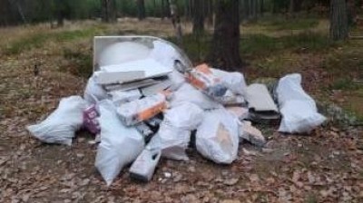 FOTO: Kdo mohl tohle udělat? Stará vana s dalším odpadem skončily na lesní cestě z Deštnice