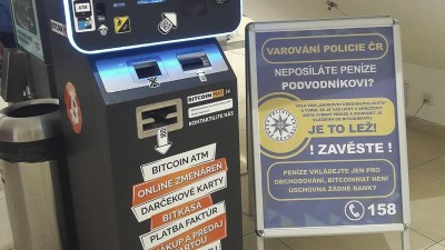 Falešný bankéř opět udeřil! Muž si přečetl varování u bitcoinmatu a poslal své peníze podvodníkovi