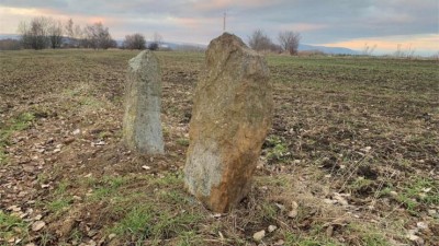 TIP NA VÝLET: Víte, že u Droužkovic je tajemný menhir? Původní skončil na skládce, obec ale nechala udělat nový