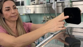 Staniční sestra Kateřina Dupalová, DiS., ukazuje jednu z osmi nových rodičovských kamer na Neonatologické klinice v Masarykově nemocnici v Ústí nad Labem. Foto: Krajská zdravotní