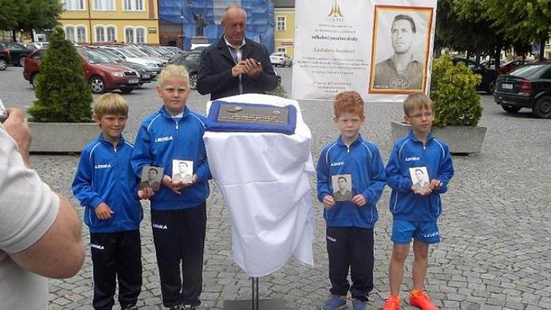 Slavnostní odhalení pamětní desky Ladislavu Novákovi 17. června 2017 na Mírovém náměstí. Foto zdroj: Městský úřad Louny