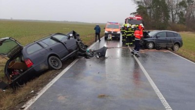 Tragická havárie za hranicemi okresu. Po čelní srážce zemřela žena, několik lidí bylo zraněných