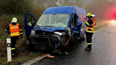 FOTO/AKTUALIZUJEME: Silnice mezi Žatcem a Holedečí je po nehodě tří aut stále neprůjezdná. Takhle to na místě vypadalo