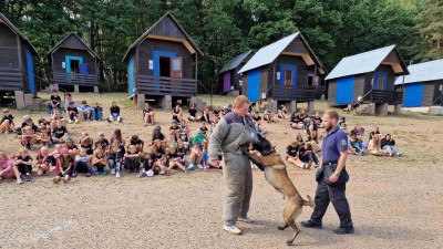 FOTO: Kynologové z věznice přijeli za dětmi na tábor do Lubence. Kromě poslušnosti psů předvedli i zadržení pachatele