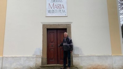 FOTOREPORTÁŽ: Před desítkami let koupil v Sádku u Deštnice chalupu, dnes Zdeněk Chabr opravuje kostelík v okolní vesnici