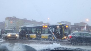 Autobus blokující dopravu na kruhovém objezdu u Lidlu v Mostě. Foto: čtenářka