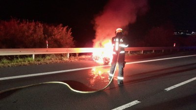 U Dobroměřic hořela čtyřkolka. Plameny ji zcela zničily