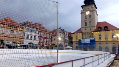 Bruslíte rádi? V Žatci se v neděli otevřelo před radnicí kluziště