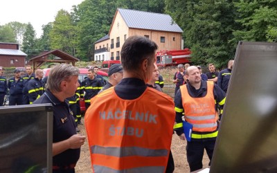 HŘENSKO: Drony objevily ráno další místo se zvýšenou teplotou. Na místě je stále přes sto hasičů