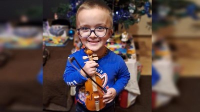 Dárek pro nemocného chlapce: Řezbáři vyrobili dvaceticentimetrové housle pro Míšu s velkým hudebním srdcem!