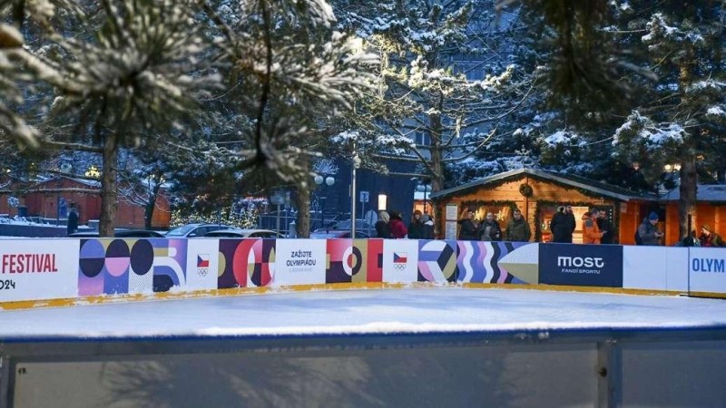 Kluziště v Mostě v Radničním parku odkazuje na letní olympijský festival, který se bude v příštím roce konat u jezera. Foto: město Most