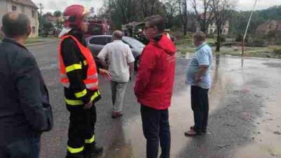 Hejtman Jan Schiller v pátek navštívil obce na Lounsku zasažené ničivou bouří. Přijel i premiér Andrej Babiš