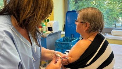 Očkování se doporučuje hlavně pacientům s významnou poruchou obranyschopnosti a osobám, které mají více interních chorob současně. Foto: Krajská zdravotní