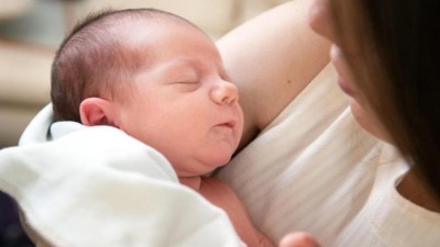 Vl&aacute;da chce nav&yacute;&scaron;it rodičovsk&yacute; př&iacute;spěvek. Od př&iacute;&scaron;t&iacute;ho roku by mohl vzrůst na 400 tis&iacute;c korun