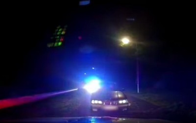 VIDEO: Policejní honička! Muž skončil po šílené jízdě nočním městem na zemi v poutech