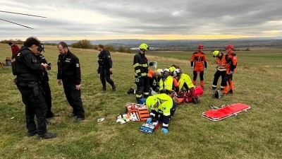 Dramatická záchrana na Rané: Zraněného paraglidistu musel ze strmého svahu vyzvednout vrtulník v podvěsu