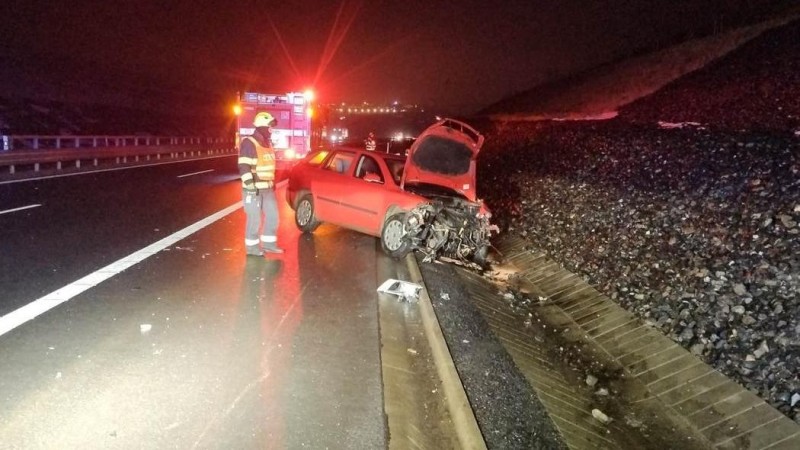 Rann&iacute; nehoda u Chlumčan na D7. Foto: HZS &Uacute;steck&eacute;ho kraje