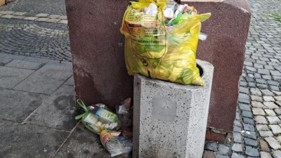 Konec domovn&iacute;ho odpadu v ko&scaron;&iacute;ch. Žatec nasazuje kamery a str&aacute;žn&iacute;ci budou rozd&aacute;vat pokuty