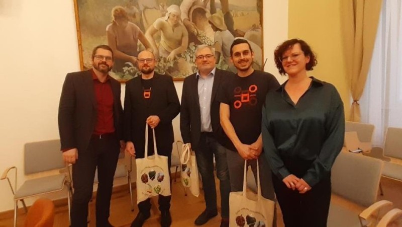 Na společném snímku zleva starosta Radim Laibl, Martin Vonka, Daniel Černý, Michal Horáček a Olga Bukovičová (koordinátor UNESCO MěÚ Žatec).