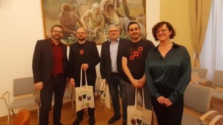 Na společném snímku zleva starosta Radim Laibl, Martin Vonka, Daniel Černý, Michal Horáček a Olga Bukovičová (koordinátor UNESCO MěÚ Žatec).