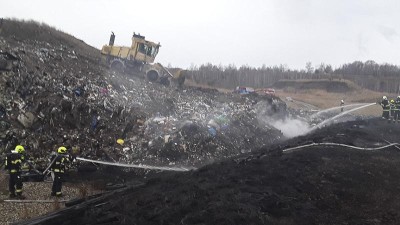 AKTUÁLNĚ: Na okraji šachty hoří skládka, hasiči už dostali požár pod kontrolu