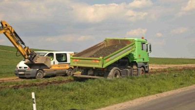 FOTO: U Buškovic se staví nová cyklostezka, do oblíbené lokality se tak lidé dostanou bezpečněji