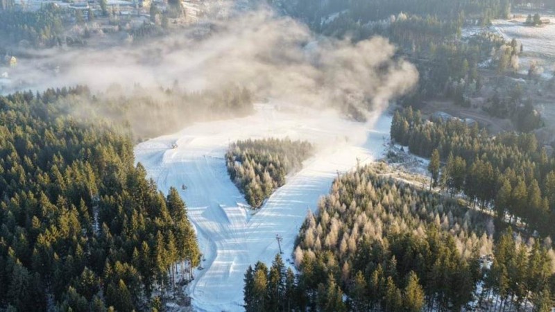 Takhle mohou pozorovat sjezdovku v Potůčk&aacute;ch pt&aacute;ci. Zdej&scaron;&iacute; borci nev&aacute;haj&iacute; ani v dubnu pustit sněhov&aacute; děla. Foto: SKIPOT Potůčky