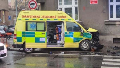 AKTUÁLNĚ! V Děčíně na světelné křižovatce se srazila dvě auta a sanitka. Na místo vyjely složky IZS