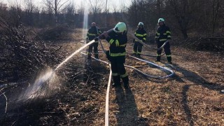 Hašení trávy u Proboštova. Foto: HZS Ústeckého kraje