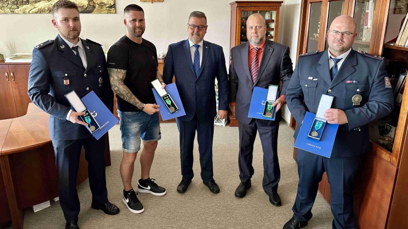 zleva: pprap. Ondřej Šibík, Jiří Korál, hejtman Jan Schiller, Jindřich Kusý a prap. Pavel Bradáč