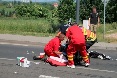 AKTUÁLNĚ: U Holedeče havaroval motorkář. Zraněný skončil v nemocnici