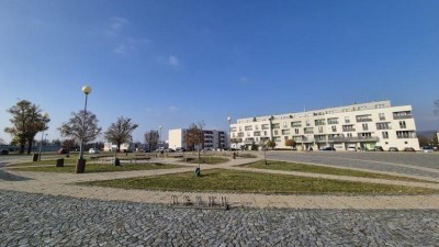 Proměna Zeleného náměstí v Lounech. Místo betonu přibudou desítky stromů a trávníky