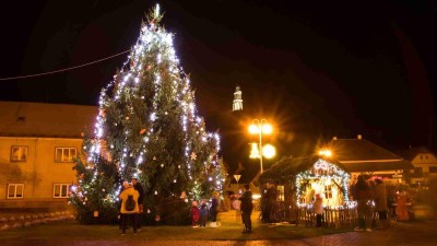 FOTO: Město Kryry zrušilo trhy i doprovodný program. Na rozsvícení vánočního stromu přesto lidé přišli
