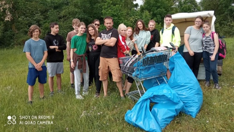 Deváťáci ze ZŠ nám. 28. října v Žatci uklízeli nepořádek na březích řeky Ohře. Foto: Silvie Svobodová